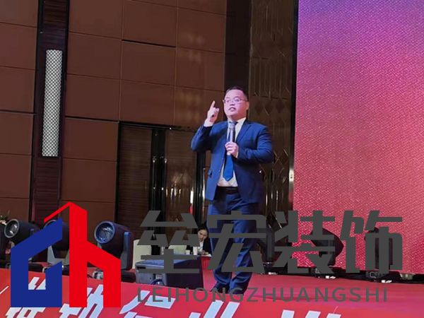 隨后,航邦衛(wèi)浴華中區(qū)營銷總監(jiān)陳喜杰先生就2022年?duì)I銷動(dòng)向展開陳述。今年?duì)I銷層面將延續(xù)具有攻擊性和高密度的營銷政策,確保航邦在各地終端的絕對優(yōu)勢不動(dòng)搖。讓更多的消費(fèi)者,以更少的預(yù)算,用上更加優(yōu)質(zhì)的衛(wèi)浴產(chǎn)品,用超高的性價(jià)比助力廣大青年群體實(shí)現(xiàn)高品質(zhì)的“新居夢”。