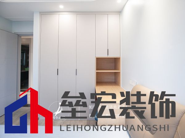 103㎡三居室一門到頂?shù)囊鹿裨O(shè)計(jì)，簡(jiǎn)約又溫馨