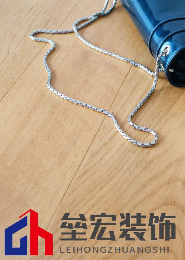 標(biāo)題一:奢華又健康?德?tīng)柦饦?biāo)“7凈”地板:拿來(lái)吧你