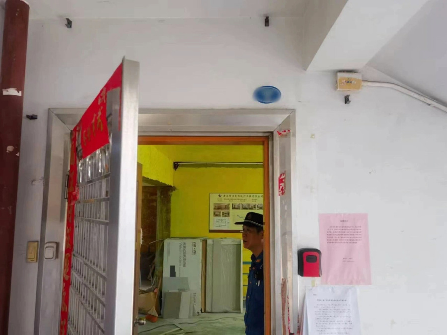 嘉蓮中隊執(zhí)法人員發(fā)現(xiàn)在禁止時段內(nèi),存在室內(nèi)裝修擾民行為。思明城管局供圖